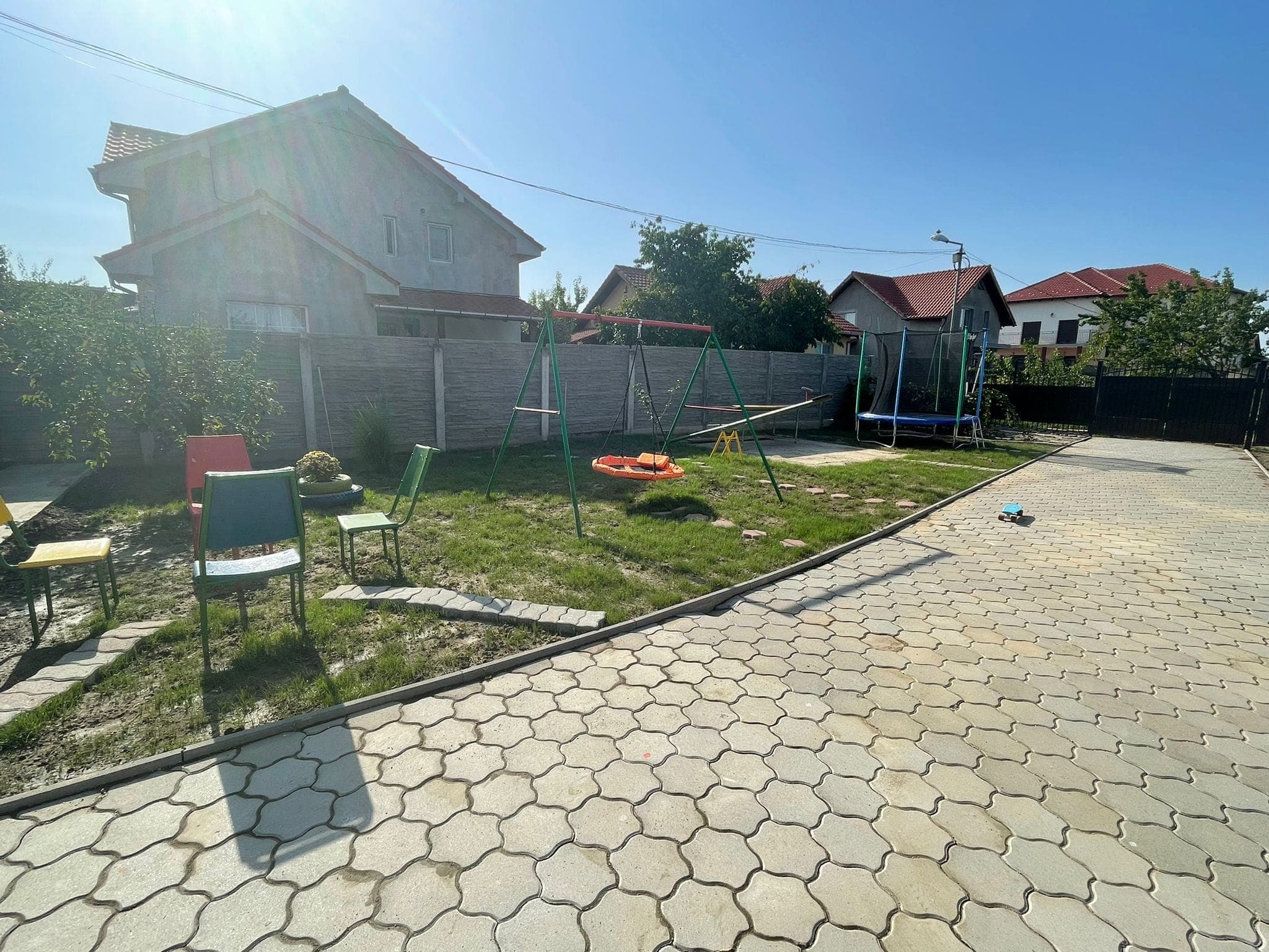 Curte cu iarbă și porți de fotbal